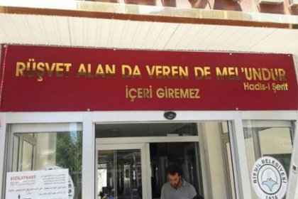 Belediye girişine, 'Rüşvet alan da veren de mel’undur' tabelası