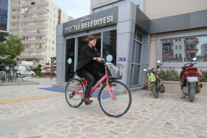 Belediye personelinin bisikletli mesaisi