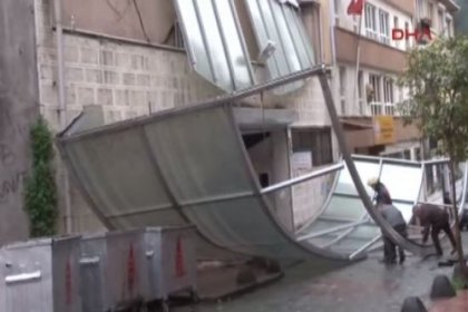 Beyoğlu öğretmenevinin çatısı uçtu