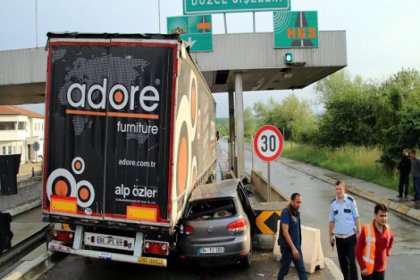 Bu defa da TIR'la otomobil sıkıştı!