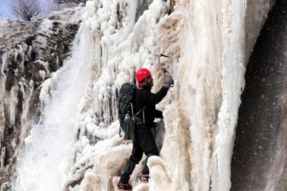 Buz tutan şelaleye heyecanlı tırmanış