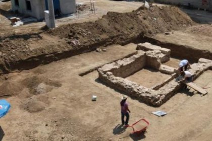 Cami bahçesinde Roma dönemine ait mezar kalıntıları bulundu
