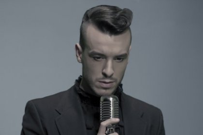 Cem Adrian, konserinde köy okulları için kitap toplayacak