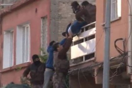 Cezaevi firarisi, polisi görünce ailesini rehin aldı