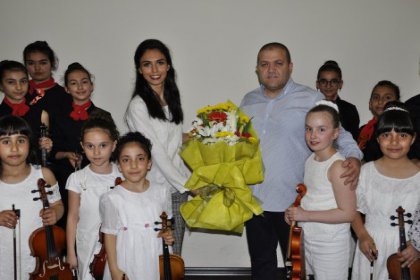 Çocuklar keman, perküsyon ve ritim performanslarıyla sahnedeydi