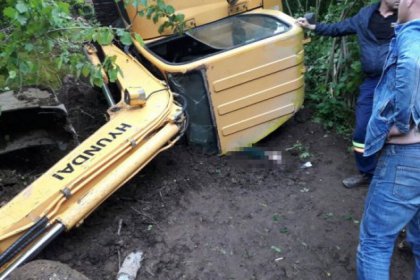 Devrilen iş makinesinin altında kalan operatör hayatını kaybetti