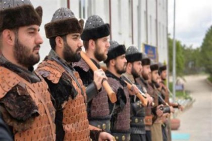 Dizi seti değil: Askerlere 'Alp' kıyafeti giydirip türbede nöbete başlattılar!