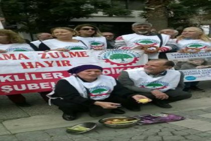 Emeklilerden Türkülü Protesto