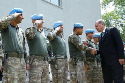 Erdoğan'ı karşılayan askerlerin silahlıkları neden boş, korkuyor mu?