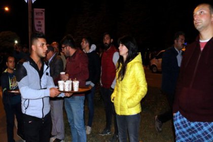 Erzincan'da itfaiye araçları yangını söndürürken izleyenlere çay servisi yapıldı