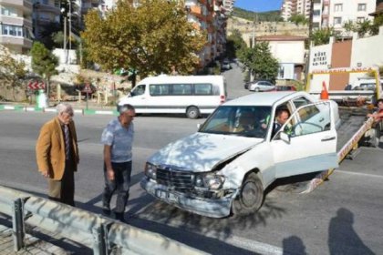 Eşref Kolçak otomobiliyle kaza yaptı