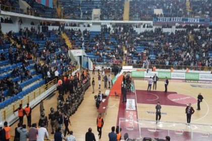 Fenerbahçe-Trabzonspor maçına olaylar nedeniyle ara verildi