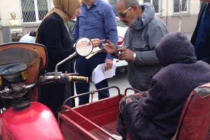 Görme engelli vatandaşa okul dışında oy kullandırıldı