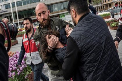 Hak İş, Türk İş çelenk bıraktı; pankart açan iki kadın gözaltına böyle alındı
