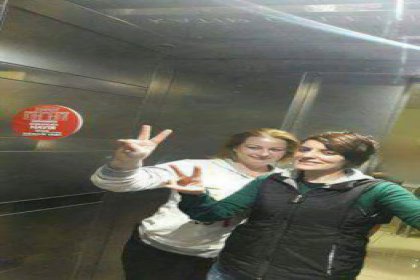 Hayır stickerı önünde fotoğraf çektiren işçiler işten atıldı