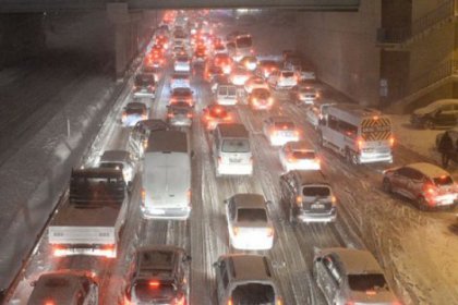 İstanbul'da kar trafiği felç etti!