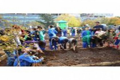 Kadıköy'de çocuklar ektiklerini yiyecek