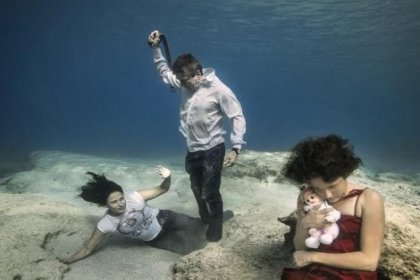 'Kadına şiddet'e sualtında dikkat çekti