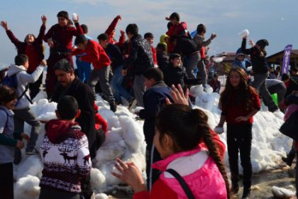 Karataş Belediyesinden karne hediyesi kar topu