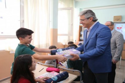 Karşıyaka Belediyesi’nden ilkokul ve ortaokul öğrencilere eğitim seti
