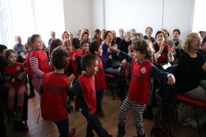 Karşıyakalı minik öğrencilerden 'Bilge Çınarlar Sağlıklı Yaş Alma Merkezi’ne ziyaret