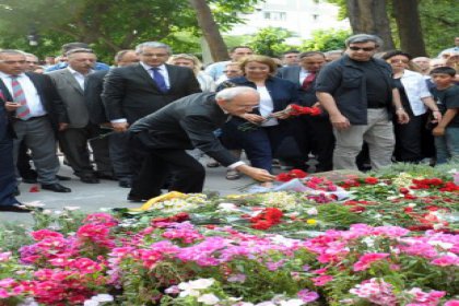 Kılıçdaroğlu, Zübeyde Hanım'ın mezarını ziyaret etti