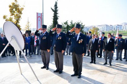 KKTC'nin 34. kuruluş yıl dönümünde gaziler Denktaş Anıtı'ndaydı