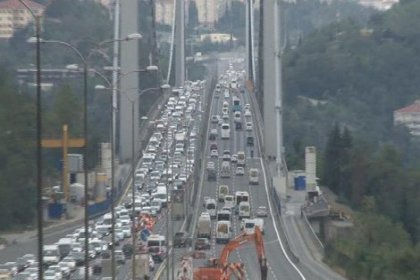 Köprüdeki çalışma trafiği felç etti