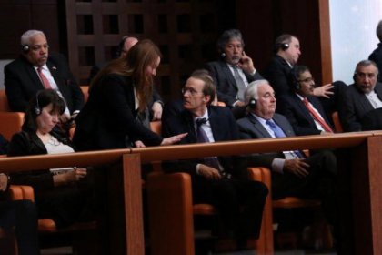 Meclis Genel Kurulu'nu izleyen bir diplomat bacak bacak üstüne atınca uyarı aldı!