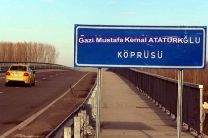 Mehmet Müezzinoğlu Köprüsü tabelasının üzerine Mustafa Kemal Atatürk etiketi yapıştırıldı