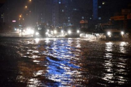 Mersin'de sağanak yağış okulları tatil ettirdi