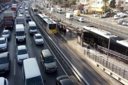 Metrobüse kaçak binmeye tel örgülü önlem