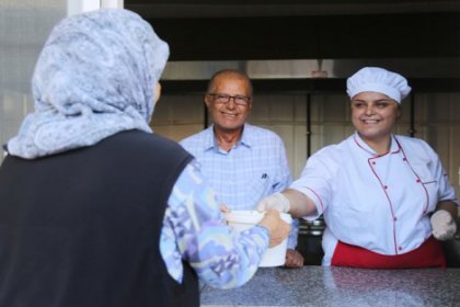 Mezitli Belediyesinden örnek hizmet: Gönüllülerin elinden ihtiyaç sahibinin sofrasına