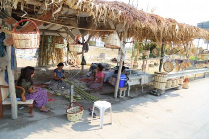 Mezitli sahillerinde şezlong ve şemsiyeler ücretsiz