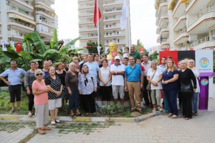 Mezitli'de 'Her siteye bir Atatürk büstü’ kampanyası yoğun ilgi görüyor