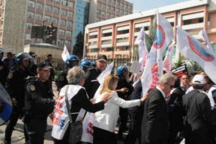 Müfredata tepki gösteren öğretmenlere polis saldırdı!