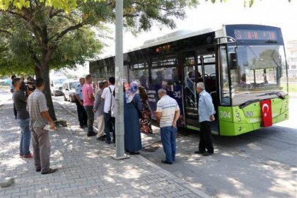 Otobüs durmayınca parke taşlarıyla saldırdılar!