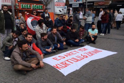 Oturma eylemi yapan 13 CHP'li gence gözaltı