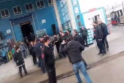 Patron, işçileri fabrikaya kilitleyip zorla çalıştırdı, 3 işçi sinir krizi geçirdi!