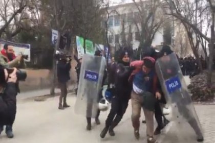 Polisten akademisyenlere üniversitenin önünde saldırı