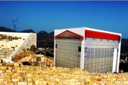 Restorasyonu beceremeyince tarihi anıtın üzerine orjinalinin resmini yapıştırdılar
