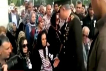 Şehit Yüzbaşı'nın eşi  Hulusi Akar'a elini uzatmadı