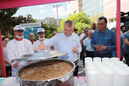 Seyhan Belediyesi, 60 bin kişiye aşure dağıttı