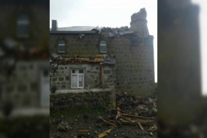 Şiddetli rüzgar cami minaresini yıktı