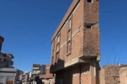 Siverekte iki katlı ilginç bina görenleri şaşırtıyor