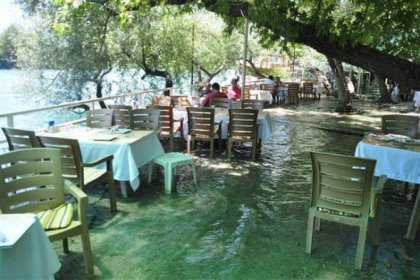 Susuzluğun konuşulduğu toplantıyı su bastı