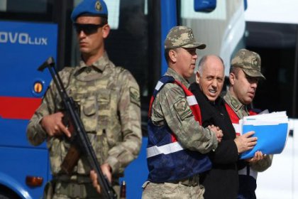 Tahliye edilen generaller Ankara'da yakalandı