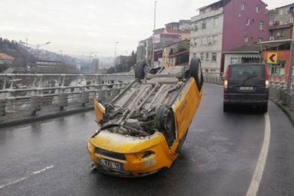 Taksi, bariyerlere çarparak takla attı