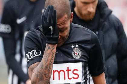 Taraftarların ırkçı saldırısına maruz kalan futbolcu sahayı gözyaşlarıyla terk etti