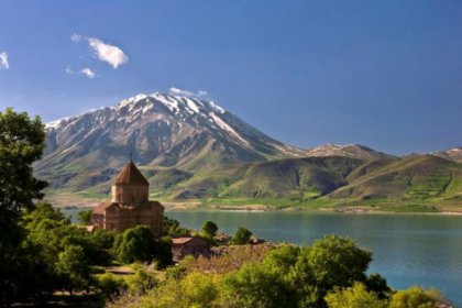 Tarihi Akdamar Adası ziyaretçilerin ilgi odağı